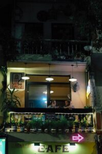 Kako urediti balkon za opuštanje i druženje s gostima